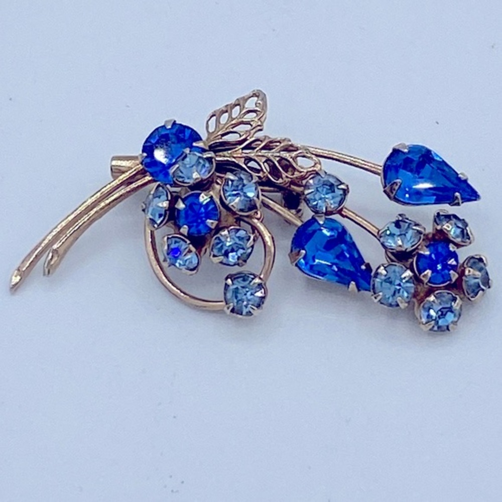 Vintage Classic Dainty Blue Sapphire Rhinestone Gold Tone Floral Brooch/Pin